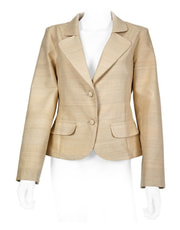 veste beige en soie naturelle et fibre de lotus, coupe ajustée, boutons recouverts, fausses poches passe-poilées à rabats