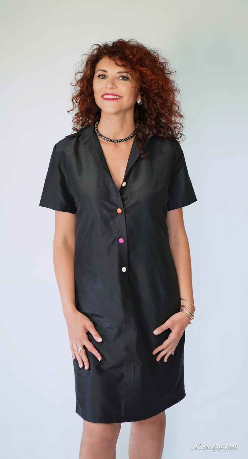 robe noire en soie naturelle avec boutons colorés et manches courtes, tissée main