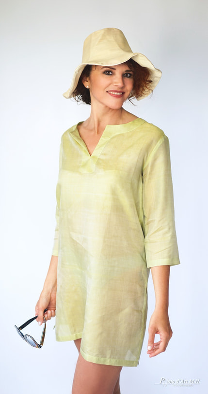 green tunic in natural silk, three quarter length sleeves, silk tie and slits at the sides, lotus fiber hat