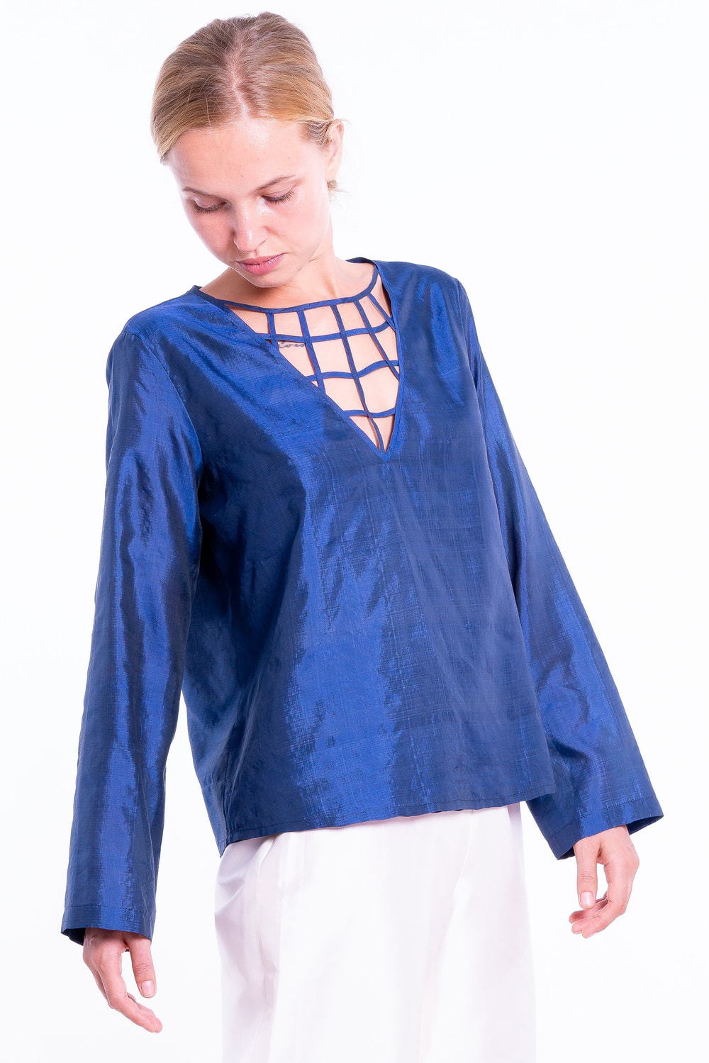 blouse bleue en soie naturelle avec entrelacs sur le décolleté, entièrement doublée, manches longues