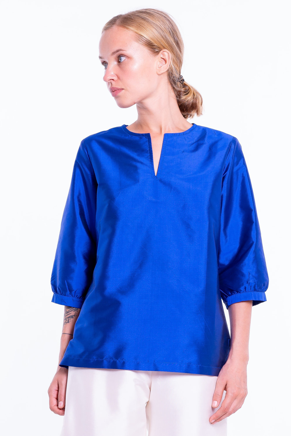 blue lazuli top in natural silk, three quarter length sleeves, tunisien neckline