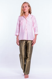 chemise en soie naturelle rose pâle, manches trois quarts et poche poitrine, fait main au Cambodge