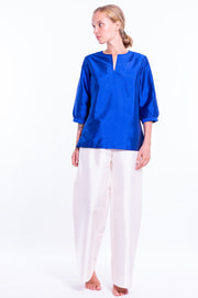 blouse en soie naturelle bleu lazuli, encolure de style tunisien, manches ballon, devant