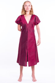 robe rouge en soie naturelle, manches courtes, décolleté en V, entièrement doublé, devant