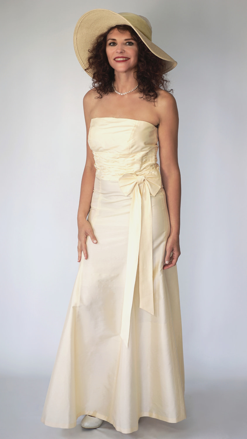 off-white long gala dress in natural silk, wavy ruffles at the waist and a loose bow, flared skirt, fair-trade product