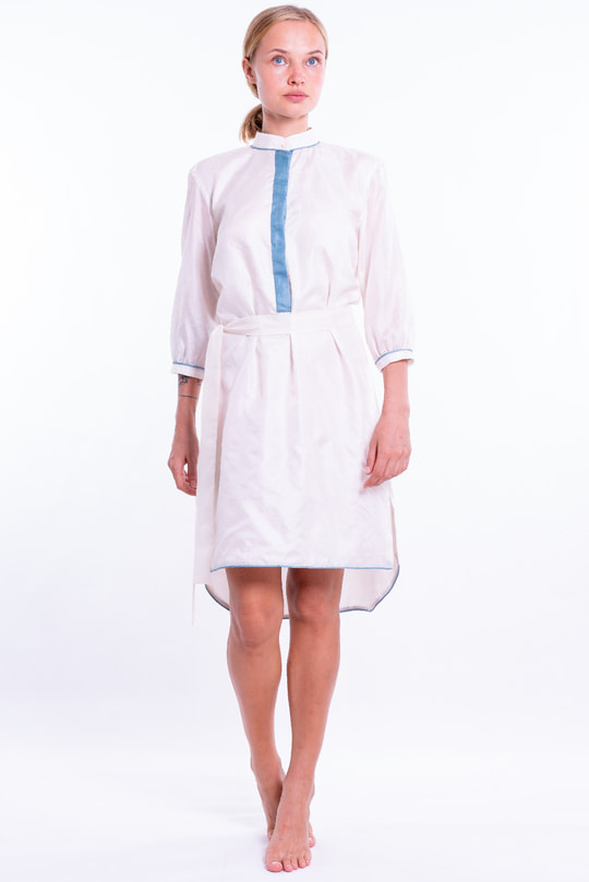 off white light dress in natural silk, Mao collar with contrasting blue edgings on the collar, sleeves and hem, separate belt
