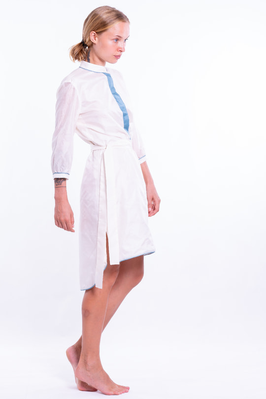 robe blanche en soie naturelle, esprit chemise, doublée, patte de boutonnage bleue, liseré au col, ourlet et poignets