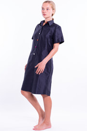 black dress in natural silk with short sleeves and colored buttons, tailored collar