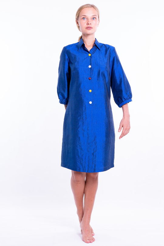 robe bleu lazuli en soie naturelle avec boutons colorés, manches trois-quarts, devant