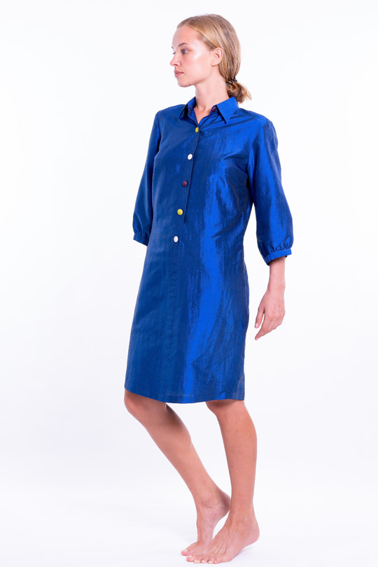 lazuli blue dress in natural silk with colored buttons, three-quarter sleeves, tailored collar