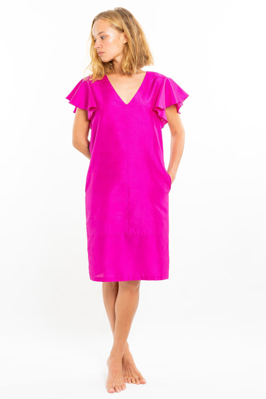 robe en soie naturelle rose, manches courtes à volants, col V, devant