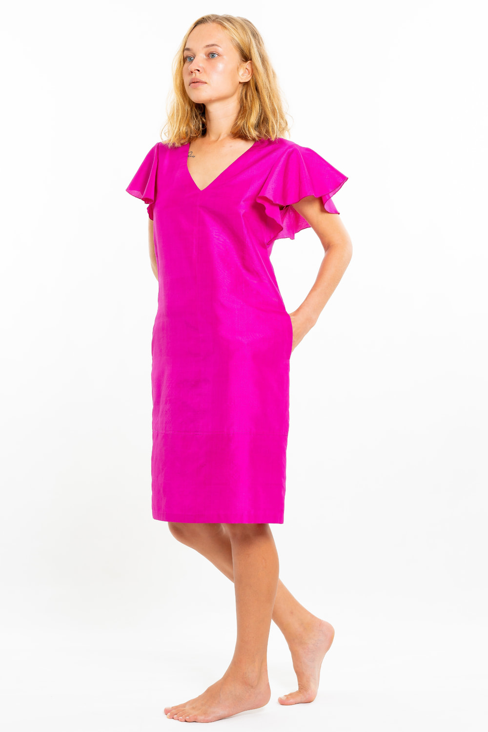 robe en soie naturelle rose, manches courtes à volants, col V