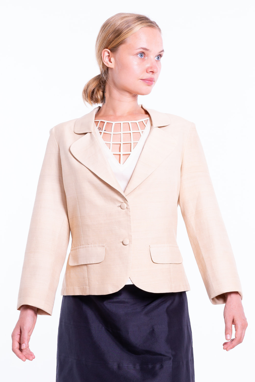 beige blazer in lotus fiber and natural silk, notched-collar and covered buttons, decorative flap pockets, wrinkle-free