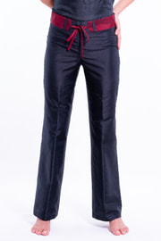 pantalon en soie naturelle noir et rouge griotte, coupe légèrement évasée, ceinture amovible contrastante, devant