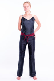 pantalon en soie naturelle noir et rouge griotte, coupe légèrement évasée, ceinture amovible contrastante, caraco noir en soie