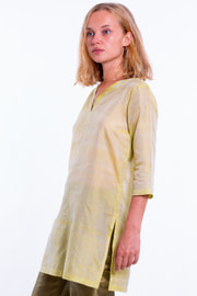 green tunic in natural silk, three quarter length sleeves, silk tie and slits at the sides, natural fabric