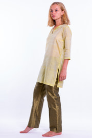 green tunic in natural silk, three quarter length sleeves, silk tie and slits at the sides, green silk trousers