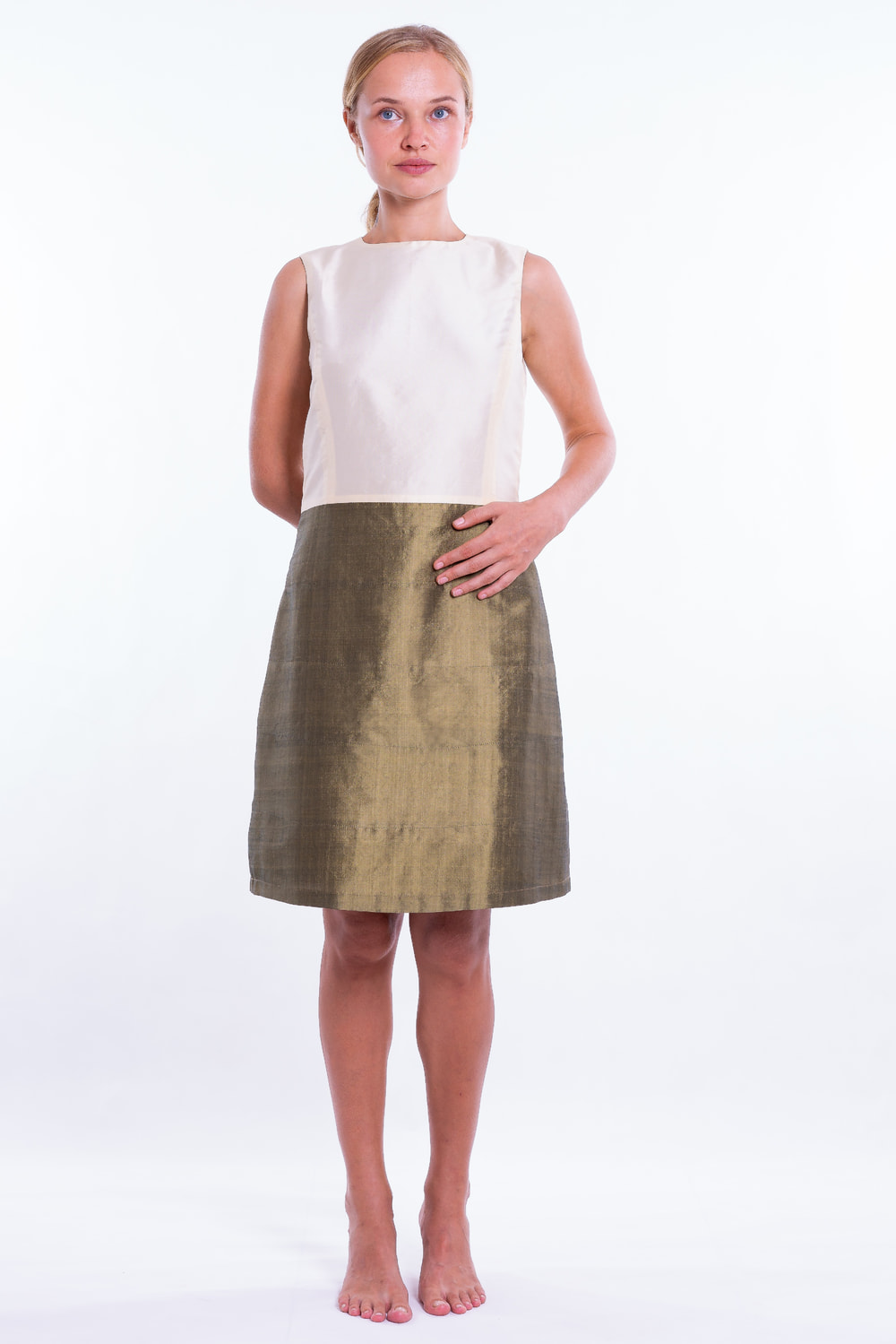 robe en soie naturelle bi-color, bronze et ivoire, sans manches, léger effet boule, doublée de soie fine, devant