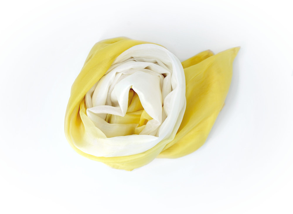 foulard en soie naturelle blanc et jaune, produit artisanal du Cambodge
