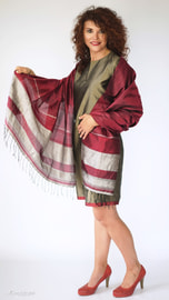robe kaki et rouge foncé en soie naturelle avec étole grise et rouge en soie