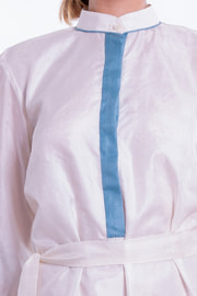 robe blanche en soie fine, esprit chemise, doublée, patte de boutonnage bleue, liseré au col, ourlet et poignets, fait main