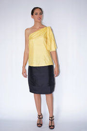 top one shoulder en soie naturelle jaune et jupe en soie noire, devant