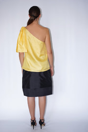 top one shoulder en soie naturelle jaune et jupe en soie noire, dos